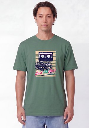 watapparel, GOOD OLD MESS UNISEX - T-shirt imprimé - green bay