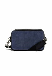 Borsa a tracolla in denim blu con dettagli neri, hardware in argento, forma rettangolare, superficie testurizzata e chiusura con zip. Presenta una tracolla removibile.