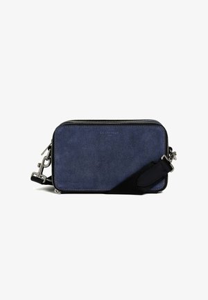 Borsa a tracolla in denim blu con dettagli neri, hardware in argento, forma rettangolare, superficie testurizzata e chiusura con zip. Presenta una tracolla removibile.