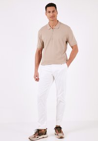 Buratti REGULAR FIT - Polotričko - light brown
