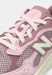 New Balance FRESH FOAM ARISHI V4 - Pantofi de alergare pe asfalt - pink salt