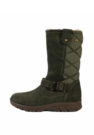 Botte en suede vert olive jusqu'au genou avec détail matelassé sur le côté, semelle en rubber marron et accent de boucle. Doublure intérieure douce pour la chaleur.