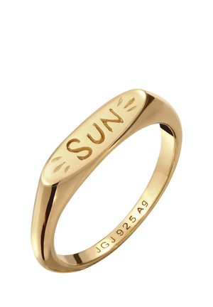 Guld-farvet ring med en oval top, graveret med ordet "SUN" og små solstråler på hver side.