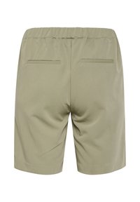 Pantalones cortos de color verde oliva con una textura suave, cinturilla elástica y dos bolsillos traseros. Presenta un diseño simple y de corte recto.