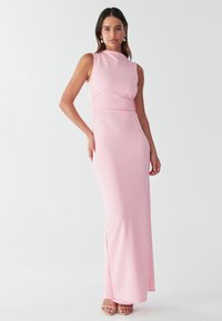 Obleka roza barve, ki se prilega telesu, z visokim ovratnikom in brezrokavnim dizajnom, izdelana iz gladkega blaga. Ponaša se z elegantno silhueto in minimalističnimi detajli.