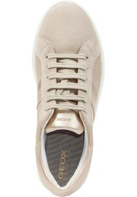 Beige Wildlederschuh mit durchbrochenen Akzenten, flachen Schnürsenkeln und einer weißen Gummisohle. Goldene Branding auf der Innensohle. Glatte Textur.