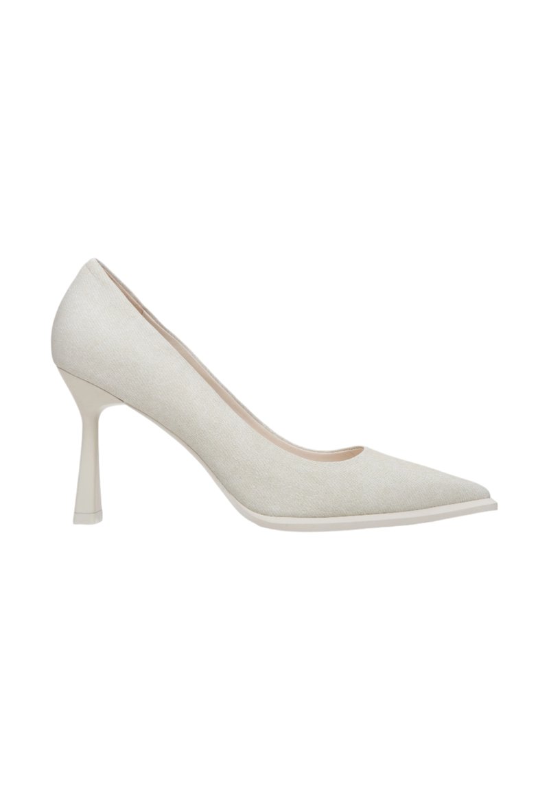 Beige hoge hakken met een spitse neus, stoftextuur en slanke stilettohak. Gladde zool met een subtiele glans.