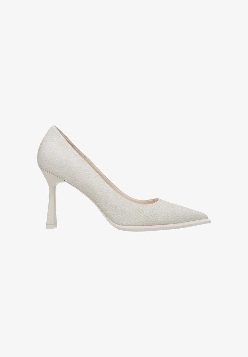 Beige hoge hakken met een spitse neus, stoftextuur en slanke stilettohak. Gladde zool met een subtiele glans.