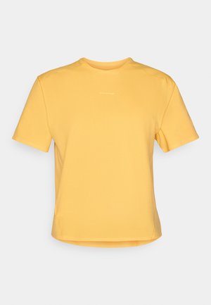 T-shirt amarelo de manga curta com decote redondo, feito de tecido macio. Apresenta um logo discreto no peito e uma bainha reta.
