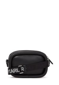 Borsa a tracolla in pelle nera con forma arrotondata, ferramenta argentata e tracolla regolabile con il logo "KARL" in bianco. Chiusura con zip sulla parte superiore.