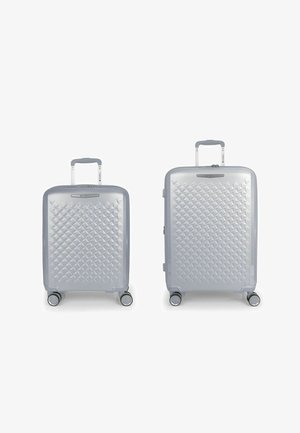 Set di valigie rigide color argento con motivo a diamante strutturato, manici retrattili e ruote lisce. Due dimensioni affiancate.