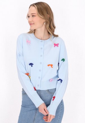 Hellblauer Cardigan mit Knopfverschluss, gerippten Bündchen und verschiedenen bunten gestickten Schleifen in unterschiedlichen Größen auf der Vorderseite.