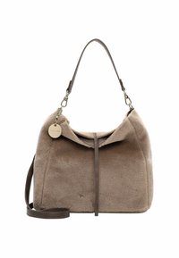 Borsa a tracolla in finta pelliccia beige con una texture tenue, caratterizzata da una base piatta, una parte superiore leggermente arrotondata, una tracolla marrone scuro e un dettaglio con etichetta metallica.
