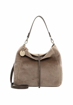 Beige kabelka z umělé kožešiny s tlumenou texturou, seplochým dnem, mírně zaobleným vrchem, tmavohnědým popruhem a detaily z kovového štítku.