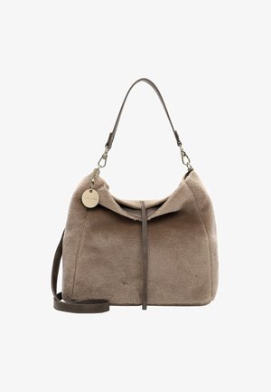 Beige Kunstfell-Handtasche mit einer gedämpften Textur, flachem Boden, leicht abgerundetem Oberteil, einem dunkelbraunen Trageriemen und einem Metallschild-Detail.