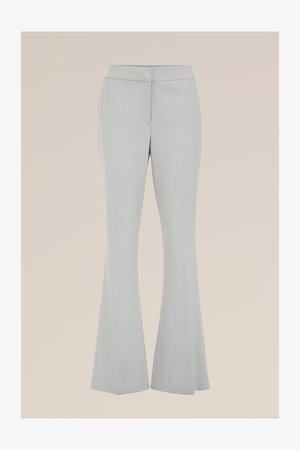 Vaaleanharmaat levenevät housut, jotka on valmistettu sileästä kankaasta. Housuissa on istuva vyötärö ja sivutaskut, sekä ryhmitetty etuosa, joka tuo lisärakennetta.