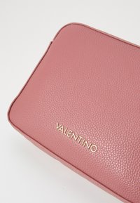 Valentino Bags BRIXTON - Soma ar siksnu pāri ķermenim - camelia