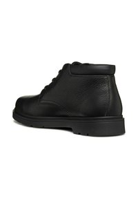 Stivaletti neri in pelle con finitura testurizzata, design con lacci e suola in gomma solida. Presentano un colletto imbottito per il massimo comfort.