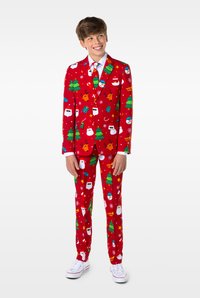 Punane ülikond, mis on kaunistatud pidulike mustritega, sealhulgas jõulupuud, jõuluvana näod, põhjused ja lumemustrid. Stiilitud valge särgi ja lipsuga.