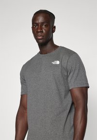 The North Face M SS BOX NSE TEE - T-shirts print - medium grey heather