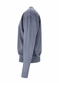 Blauwgrijze sweater met lange mouwen, geribbelde manchetten en zoom, zijaanzicht op een witte achtergrond.