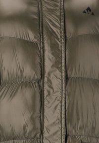 Dunväst i olivgrön färg med glänsande yta, quiltad textur och en diskret logotyp på övre högra sidan. Dragkedja.