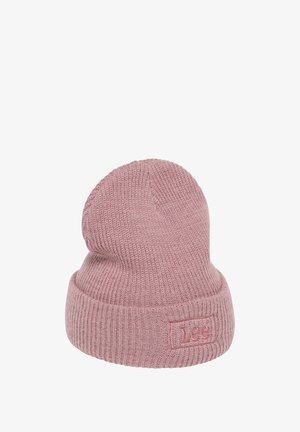 Dziana czapka w delikatnym różowym kolorze z prążkowanym mankietem. Posiada teksturowaną powierzchnię oraz subtelną naszywkę z logo z przodu.