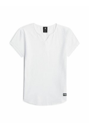 T-shirt blanc uni à manches courtes avec une petite étiquette de marque noire près de l’ourlet inférieur et une étiquette noire à l’intérieur de l’encolure.