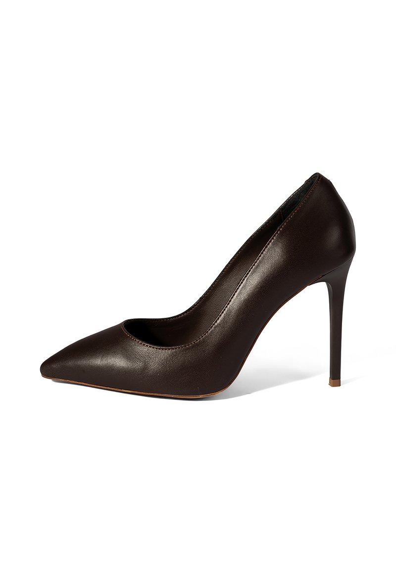 Bruine leren hoge hakken met een spitse neus, een gladde textuur, een lage uitsnijding op de wreef en een dunne stiletto hak.