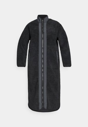 Melns garš mēteles, kas izgatavota no pūkaina vilnas, ar priekšējo rāvējslēdzēju, divām sānu kabatām un vienkrāsainām pelēkām akcentiem gar rāvējslēdzēju un piedurknēm.