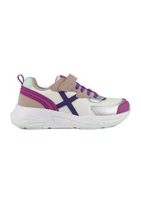 Scarpe sportive con una tomaia sintetica bianca con accenti argento, dettagli in viola e verde menta, colletto imbottito e una chiusura in velcro.
