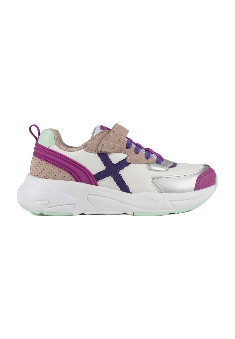 Scarpe sportive con una tomaia sintetica bianca con accenti argento, dettagli in viola e verde menta, colletto imbottito e una chiusura in velcro.