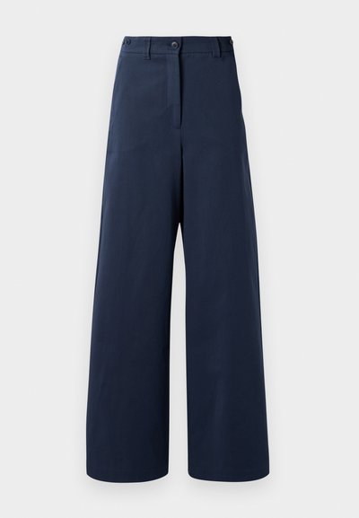 Pantaloni largi de culoare bleumarin, confecționați dintr-un material neted, cu talie înaltă, dotati cu două butoane frontale, două buzunare laterale și tivuri drepte.