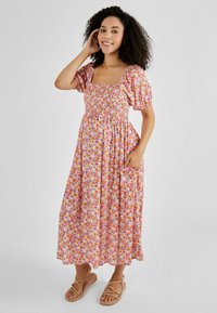 JoJo Maman Bébé - SHIRRED MATERNITY MIDI - REGULAR FIT - Dnevna haljina - coral pink floral Minijatura 1