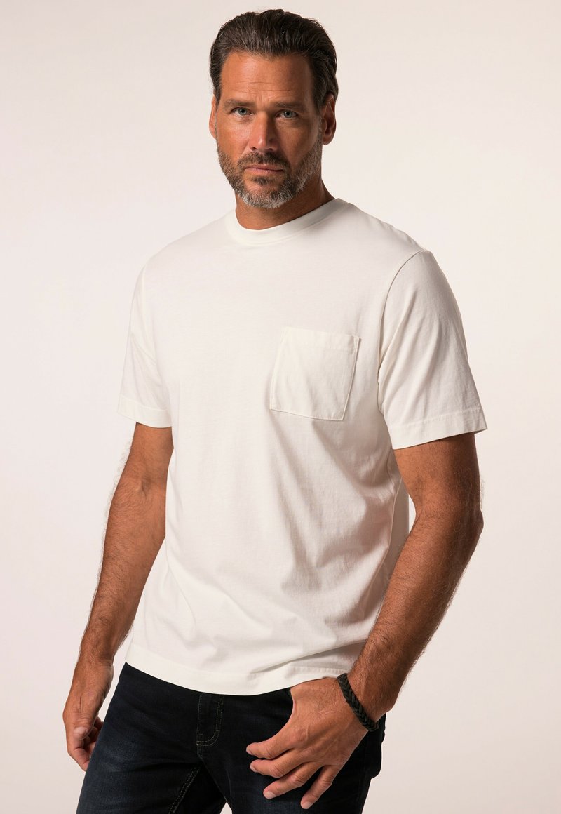 T-shirt bianco in cotone con scollo rotondo e maniche corte, con una piccola tasca sul petto e una vestibilità rilassata. Tessuto liscio, design informale.