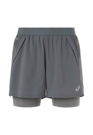 Shorts de sport gris avec une taille élastique, une doublure intérieure et des poches latérales. Présente un logo en bas à gauche.