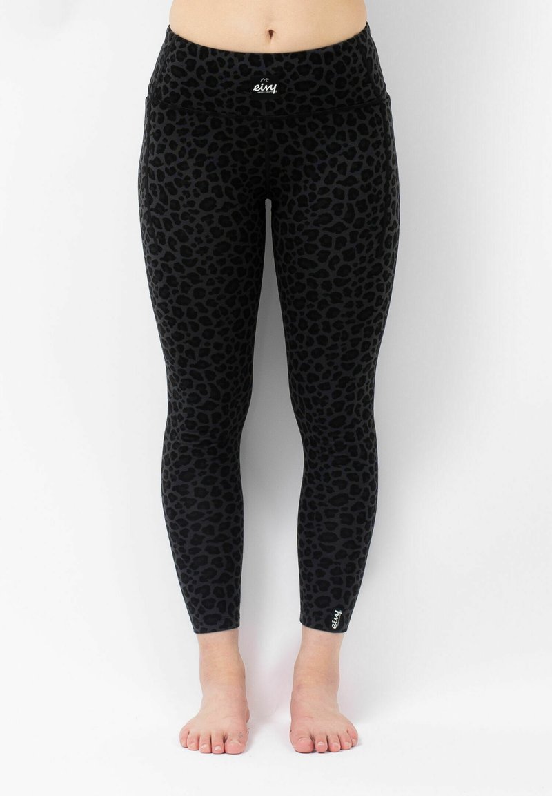 Zwarte leggings met een luipaardmotief, voorzien van een brede tailleband en een zachte, rekbare stof. Logo aanwezig op de onderste zoom.