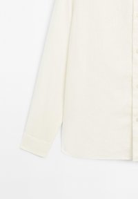 Witte blouse met lange mouwen in een lichte stof, met knoopsluiting en een natuurlijke textuur, voorzien van een ronde zoom en manchet mouwen.