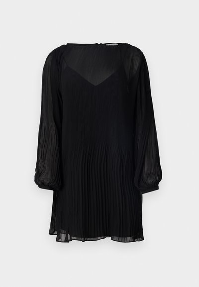 Čierne plisované šaty s okrúhlym výstrihom, dlhými puff rukávmi a splývavou siluetou. Vyrobené z ľahkej, textúrovanej tkaniny.