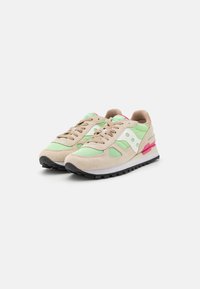 Sneaker leggere con una tomaia in suede beige e rete verde, dettagli rosa e suola in gomma. Presentano lacci e dettaglio del logo laterale.