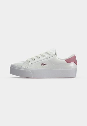 Λευκό χαμηλό sneaker με ανυψωμένη παχιά σόλα, λευκά κορδόνια, ροζ λεπτομέρεια στη φτέρνα και μικρό ροζ λογότυπο κροκοδείλου στο πλάι.