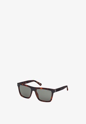 Gafas de sol de carey con lentes cuadrados, tinte gris oscuro y acabado mate. Logotipo de la marca visible en las patillas.