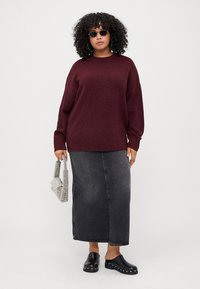 Vero Moda Curve VMCBOOM O NECK - Strikkegenser - winetasting melange