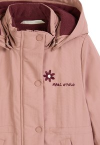 Hellrosa Jacke mit einer bordeauxroten, fleecgefütterten Kapuze, zwei Fronttaschen, Druckknöpfen und einem floralen Stickdetail in Burgunderrot und Weiß.