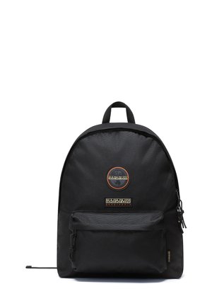 Zwarte nylon rugzak met een ronde vorm, voorzien van een voorzak met ritssluiting, logopatches en een handvat bovenop. Gladde textuur, minimalistisch ontwerp.