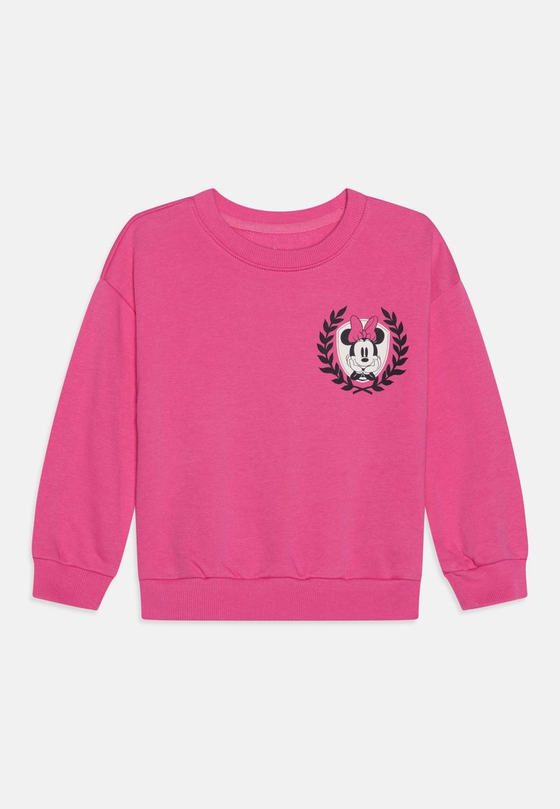 Sweat-shirt à manches longues rose vif avec col rond, présentant un petit visage de Minnie Mouse avec un nœud à l'intérieur d'une couronne de laurier noire sur la poitrine.