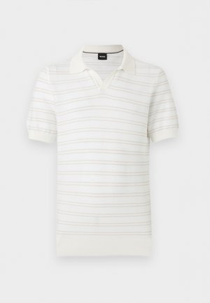 Άσπρο πόλο μπλουζάκι με κοντά μανίκια, λεπτές οριζόντιες μπεζ ρίγες και ριμπ τελείωμα, με γιακά και μικρή μαύρη ετικέτα μάρκας στο εσωτερικό.