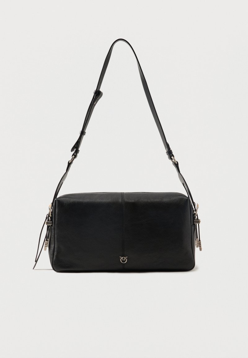 Μαύρη δερμάτινη ορθογώνια τσάντα ώμου με ρυθμιζόμενο λουρί και μικρό μεταλλικό λογότυπο στο κέντρο μπροστά, σε απλό φόντο.