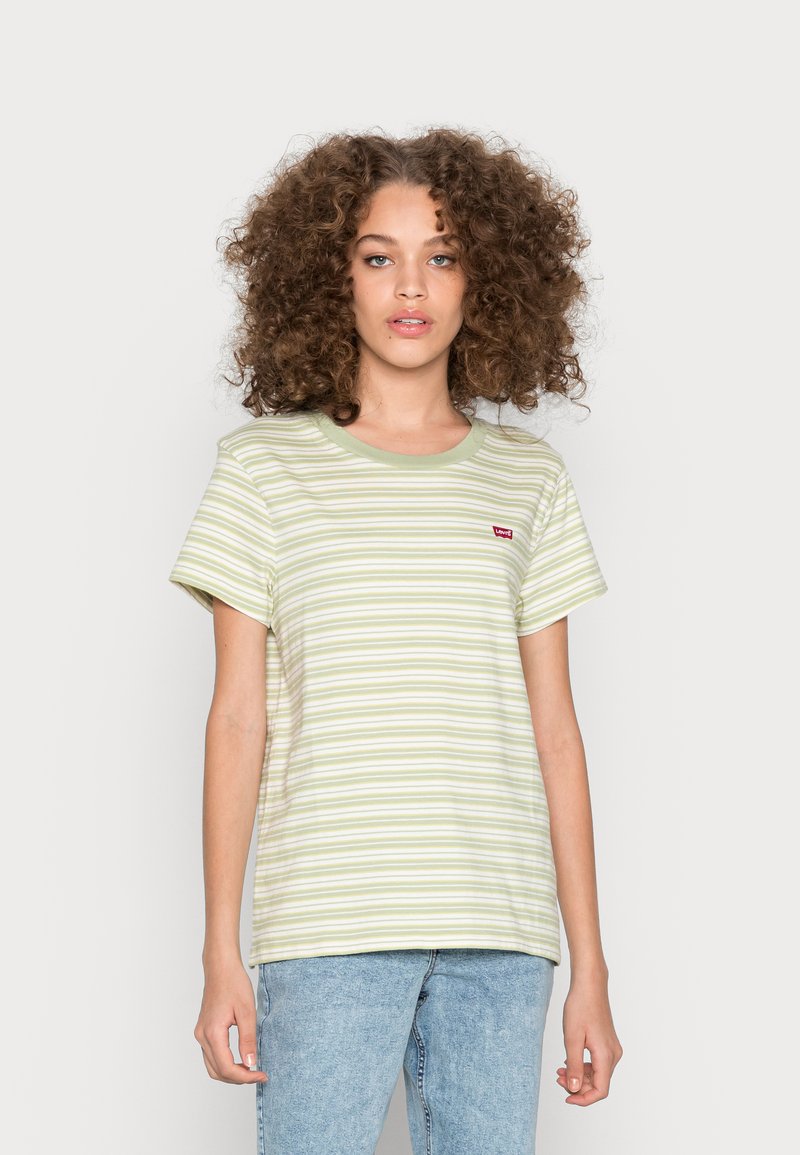 T-shirt listrado verde claro com decote redondo, mangas curtas e um pequeno patch de logotipo vermelho no peito. O tecido parece macio e suave.