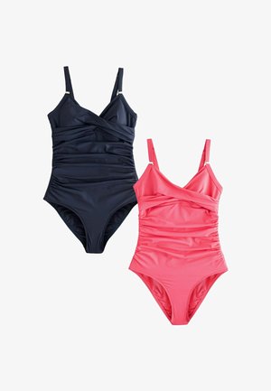 Deux maillots de bain : un bleu marine et un corail rose. Les deux présentent un tissu froncé, un design en v, des bretelles réglables et des ouvertures de jambe échancrées.
